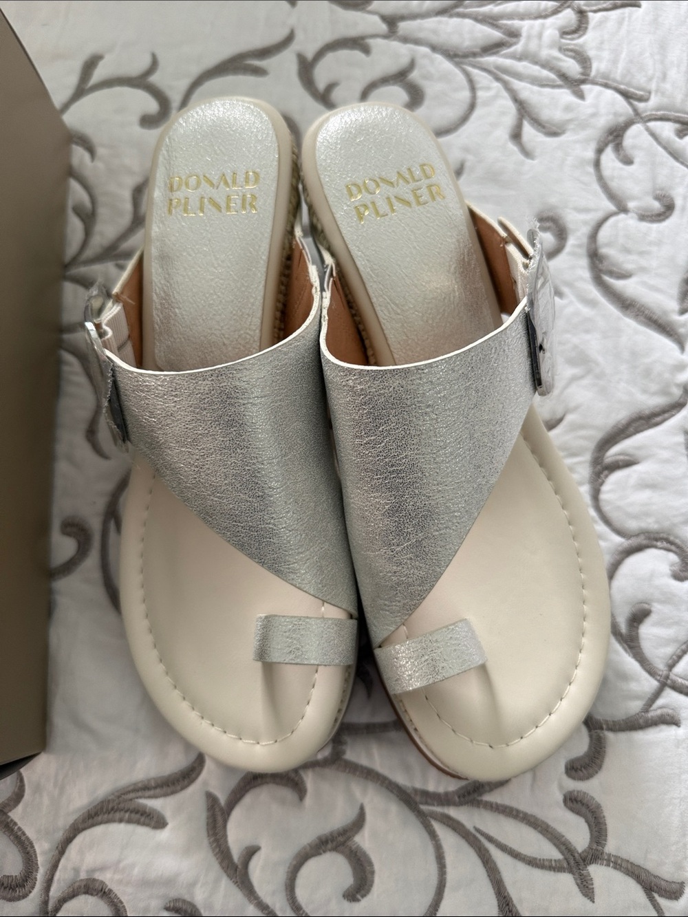 Donald J. Pliner Gyer Metallic Silver Sandals size 8 New in box